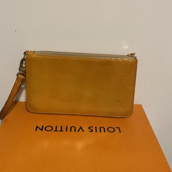 Louis Vuitton - Picture 3 of 10